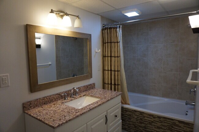 Building Photo - Quiet 5 Bedroom 3 Bath West Jordan Home