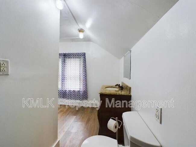 Building Photo - 665 Kling St
