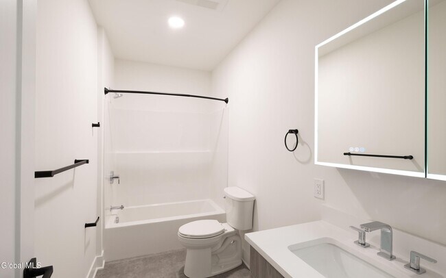 Building Photo - 33 Centre St