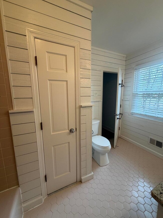 Building Photo - 115 Adams Ave