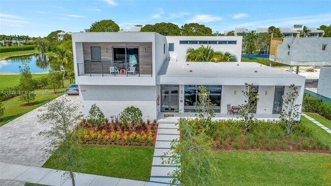 Primary Photo - 16709 Botaniko Dr N