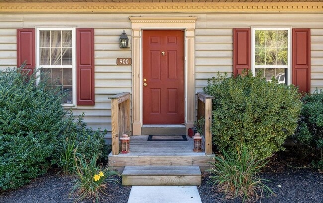 Building Photo - 2BR/2.5BA End Unit Condo | Central York SD | Open Layout | Parking + Patio | Spacious Living!