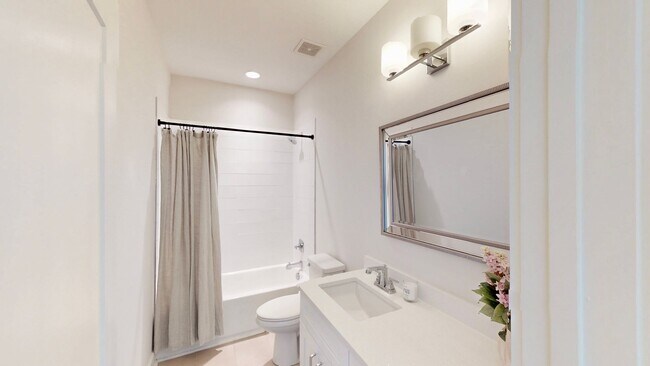 Building Photo - 1220 Lomax Ave