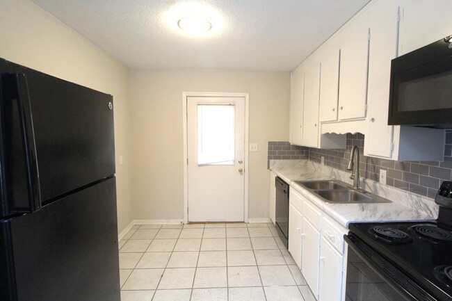 Building Photo - Pet-Friendly 2-Bedroom Duplex with Washer/...