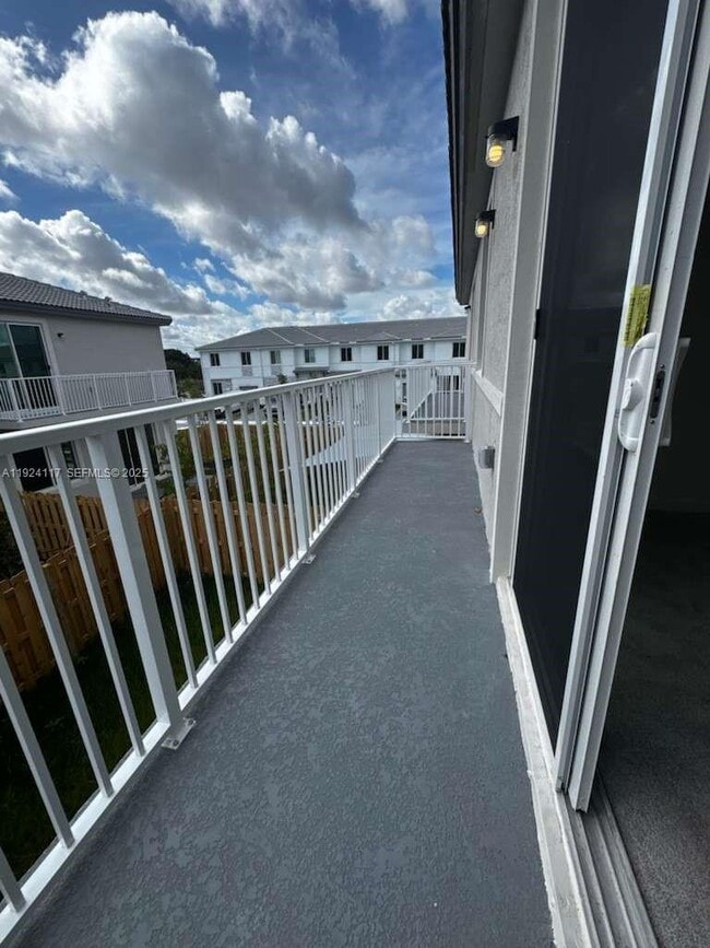 Building Photo - 632 SE 14th Ct