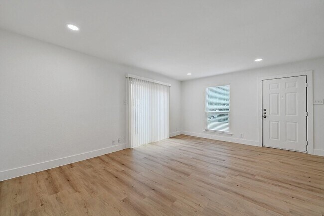 Building Photo - 2617 Ektom Dr