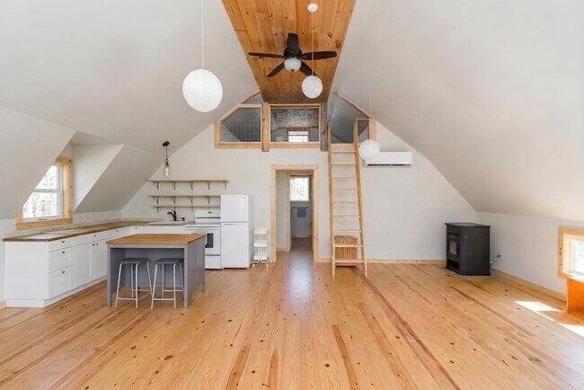 Building Photo - 217 Blue Moon Ln
