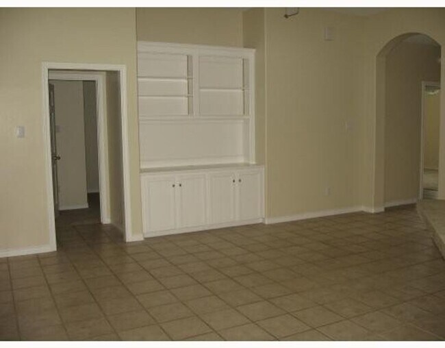 Building Photo - COZY BRICK HOME IN CONVENIENT LOCATION, NEAR SCHOOLS!