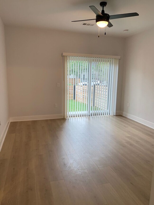 Building Photo - 2 Bedroom 2 Bath Condo w/ Fenced In Yard!