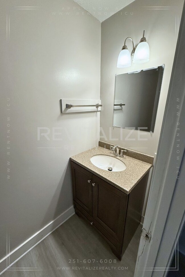 Building Photo - 1/2 Deposit! Renovated 2 Bedroom/1.5 Bathr...