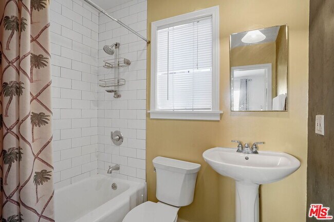 Building Photo - 709 Ocean Park Blvd