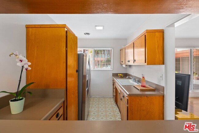 Building Photo - 1400 Hayworth Ave