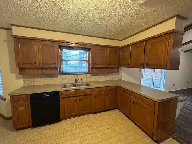 Building Photo - COMING SOON--Spacious 3 Bedroom 2 Bath Hom...
