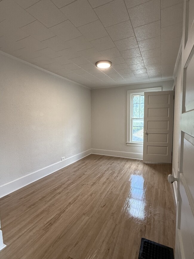Building Photo - 948 Pershing Rd