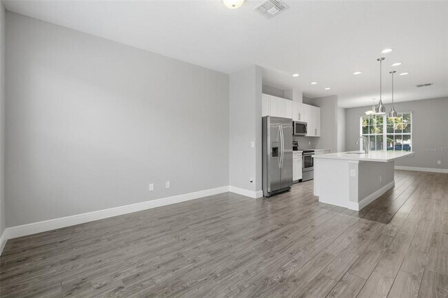 Building Photo - 15591 Honeybell Dr