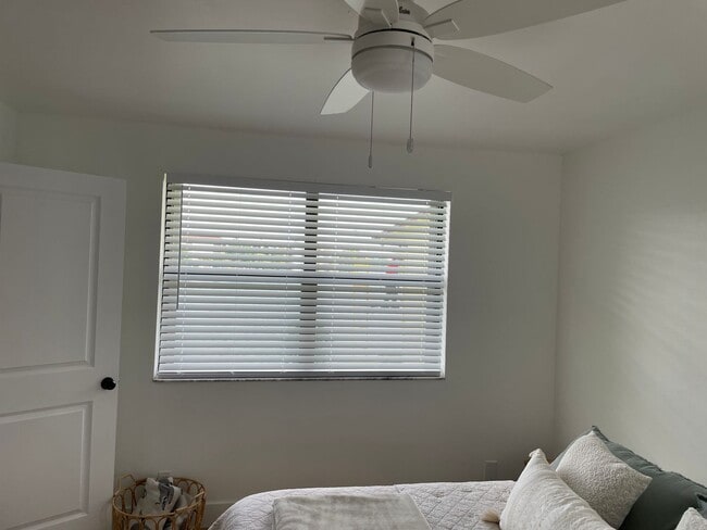 Building Photo - 2 Bedroom Condo in Winding Lake - Sunrise ...