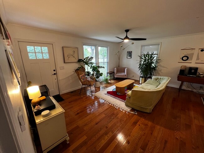 Building Photo - 612 Freda Villa