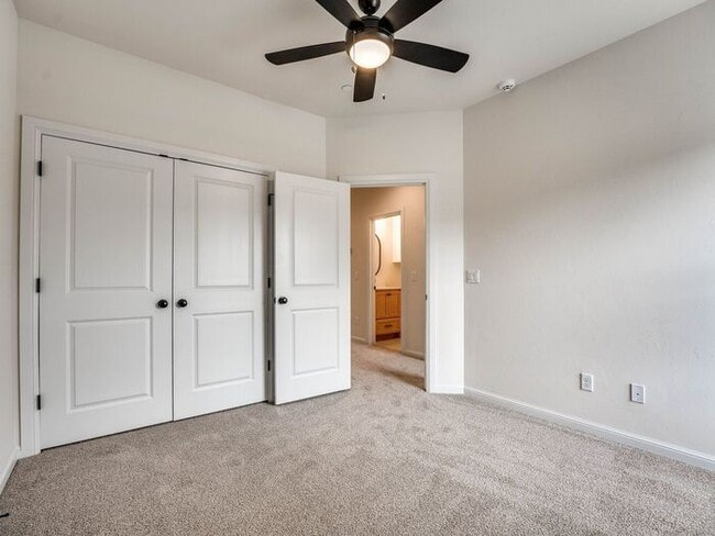 Building Photo - Luxury, Zero Maintenance Living in Edmond!