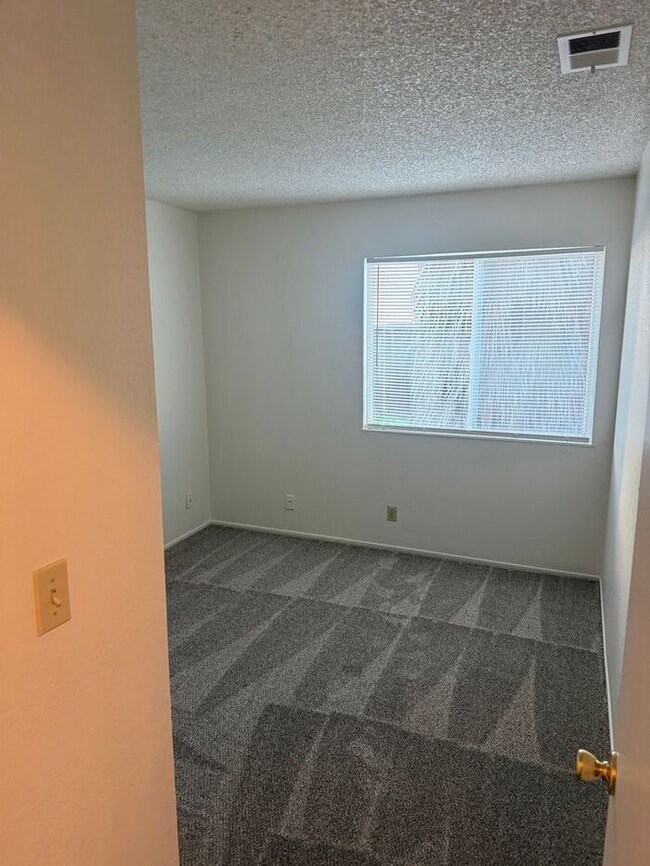 Building Photo - Charming 3-bedroom, 2-bathroom