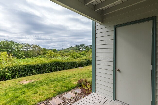 Building Photo - Three bedroom Two bath Condo at Point of V...