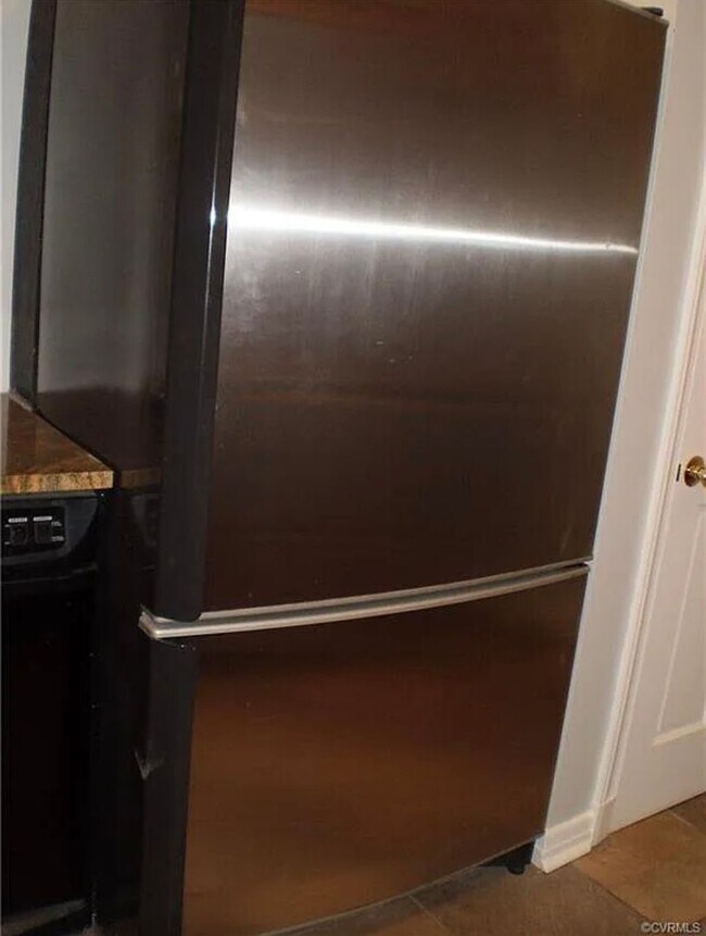 Building Photo - Beautifully Renovated 4bdrm/2.5bth Tri-Lev...