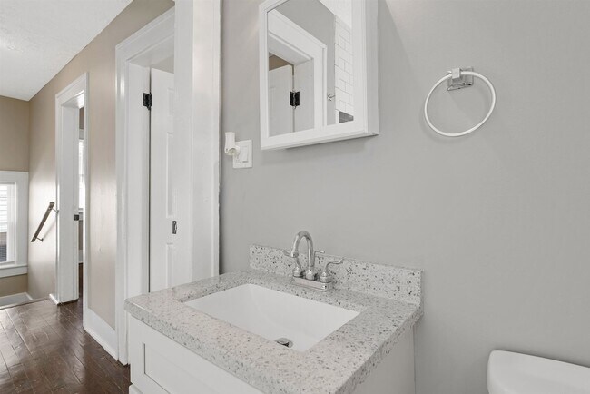 Building Photo - Move-In Ready 3-Bedroom Home with Updated Kitchen & Central A/C
