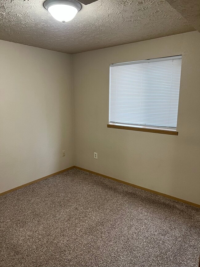 Building Photo - 12521 N Fairwood Dr