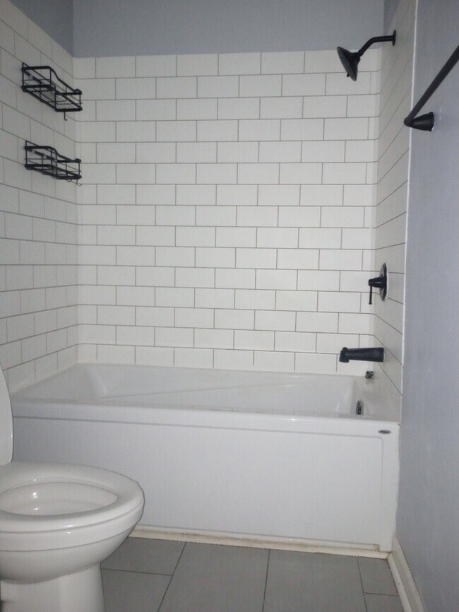 Building Photo - 3 Bedrooms 2.5 Bathrooms