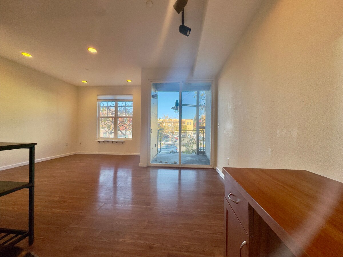 Building Photo - 1121 40th St