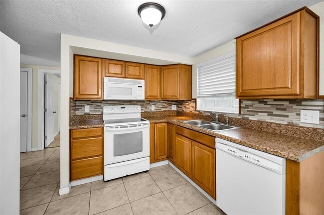 Building Photo - 7402 Country Club Dr