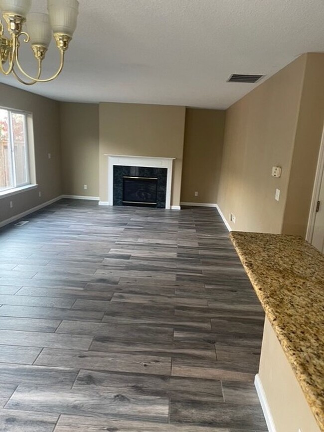 Building Photo - Beautiful 3 bed 2.5 home in Oak Hills! Was...