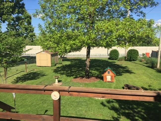 Building Photo - Park-Like Backyard!  3 Bedroom Home Locate...