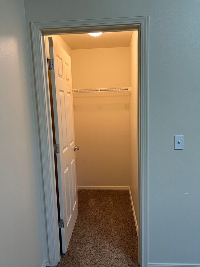 Building Photo - Great Location! 2 Bed 2 Bath Townhouse Style Condo! Open Concept! Laminate Floors Throughout Main!