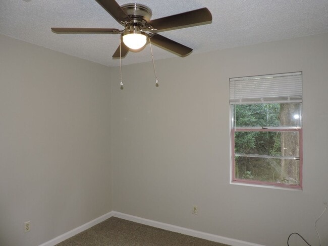 Building Photo - Convenient to schools & shopping!