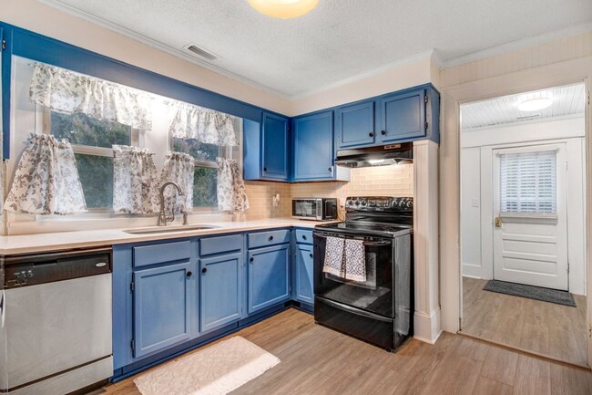 Building Photo - *FOR RENT* Beautifully Updated Home in Pri...