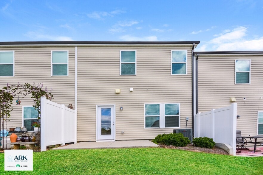Building Photo - 831 Holland Ct
