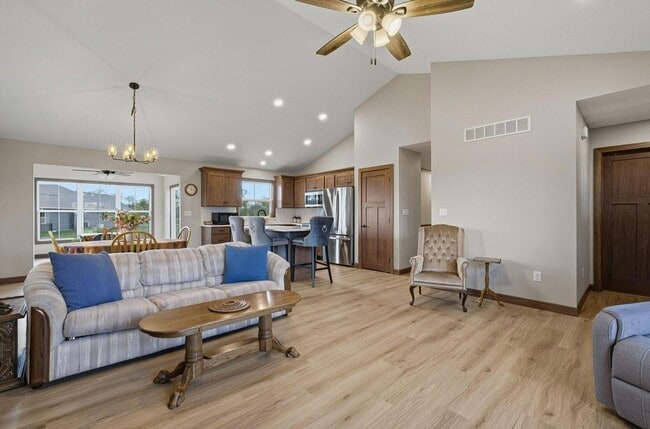 Building Photo - 557 Cannondale Ave