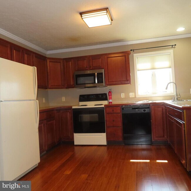 Building Photo - 2325 Majestic Ct