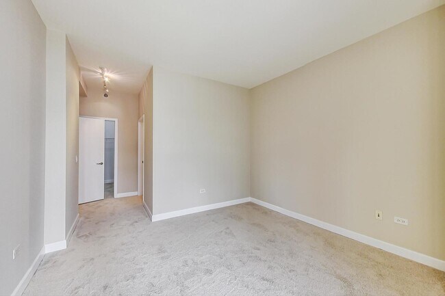 Building Photo - 1322 S Prairie Ave