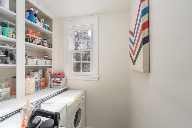 Building Photo - Oakenshawe 5-Bedroom, 2-Bathroom Home Close to Johns Hopkins