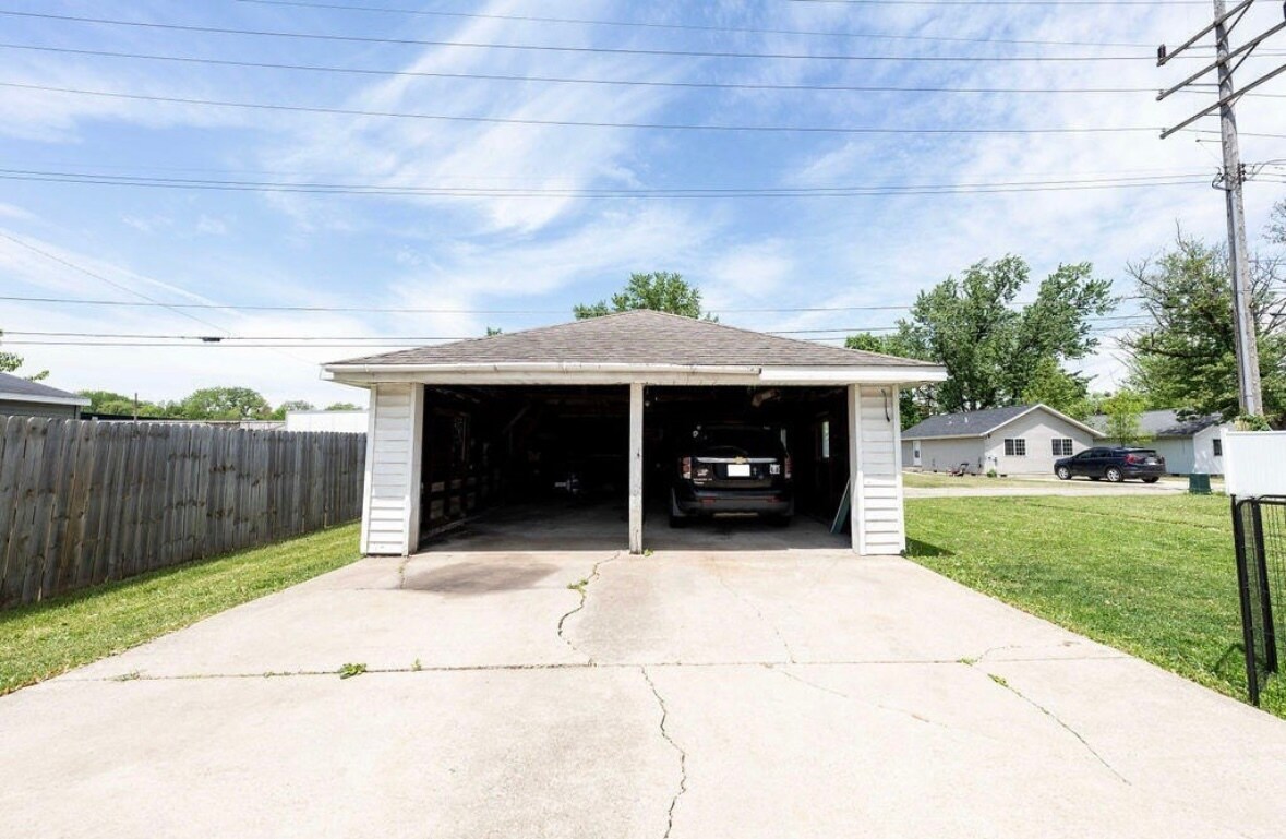 Building Photo - 327 Planett St