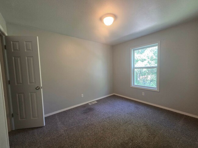 Building Photo - 906 Whitetail Ct