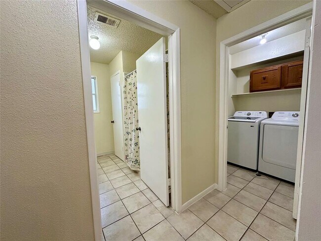 Building Photo - 9004 Vogue Ln