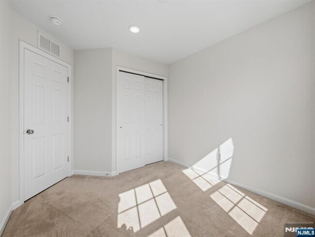 Building Photo - 18 Litchfield Ln