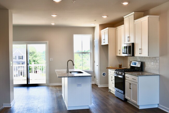 Building Photo - 725 Peony Ln
