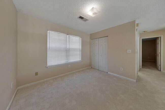 Building Photo - 2025 Baramore Oaks Dr