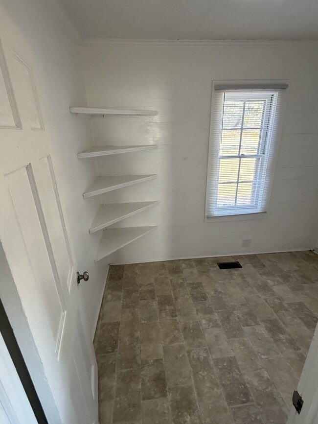 Building Photo - 411 Latham Ln