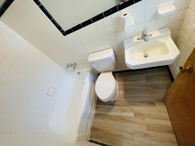 Building Photo - 1BR by UNC-G with Free Parking!