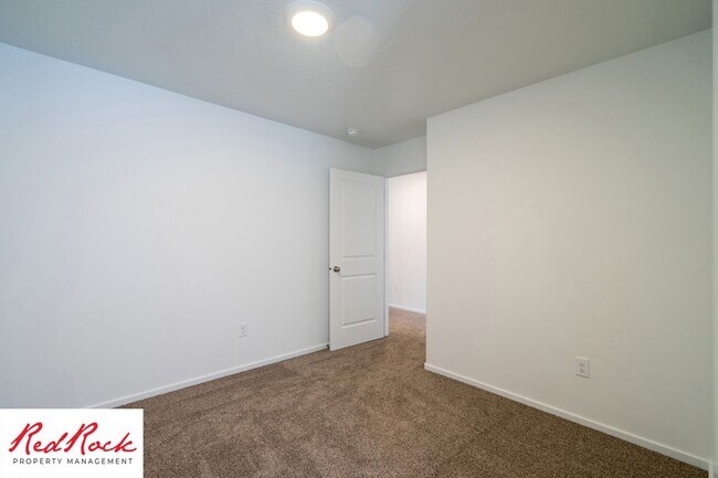 Building Photo - 3316 E Elkhorn Ln