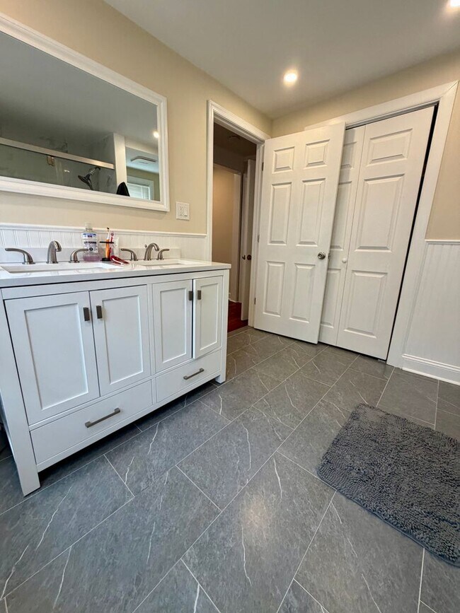 Building Photo - Stunning 4-Bed/2-Bath Home in the heart of Lansdowne! Available First Week of September!